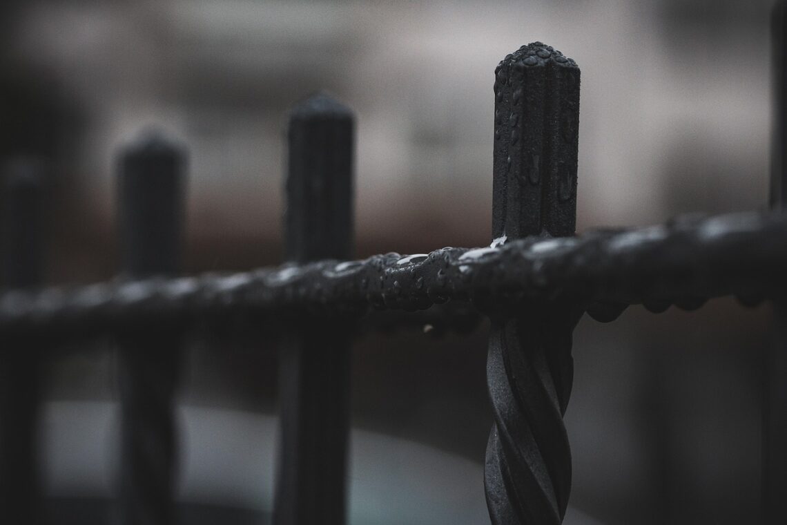 Formalności przy budowie ogrodzenia – zgłoszenia, pozwolenia, granice