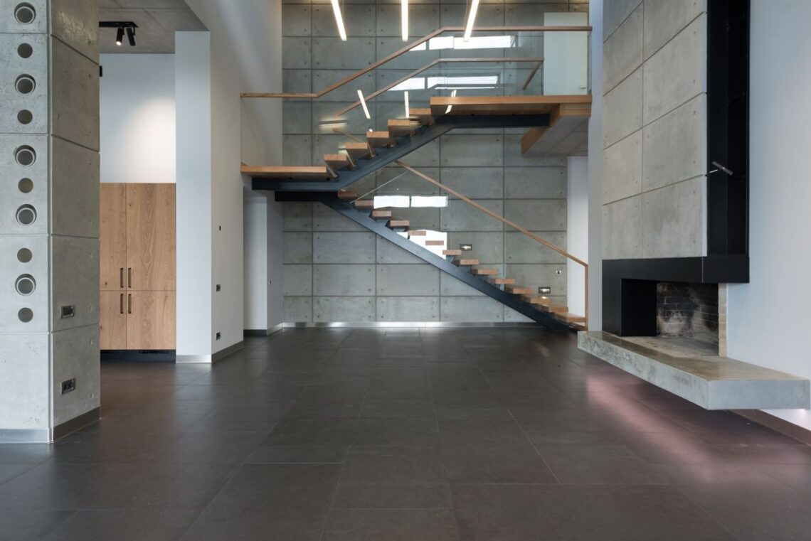 Beton architektoniczny na elewacji – wady, zalety i praktyczne zastosowanie