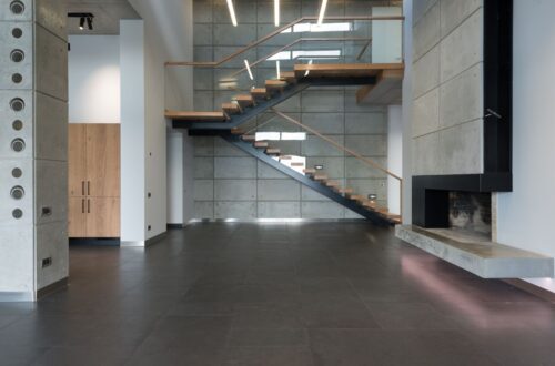 Beton architektoniczny na elewacji – wady, zalety i praktyczne zastosowanie