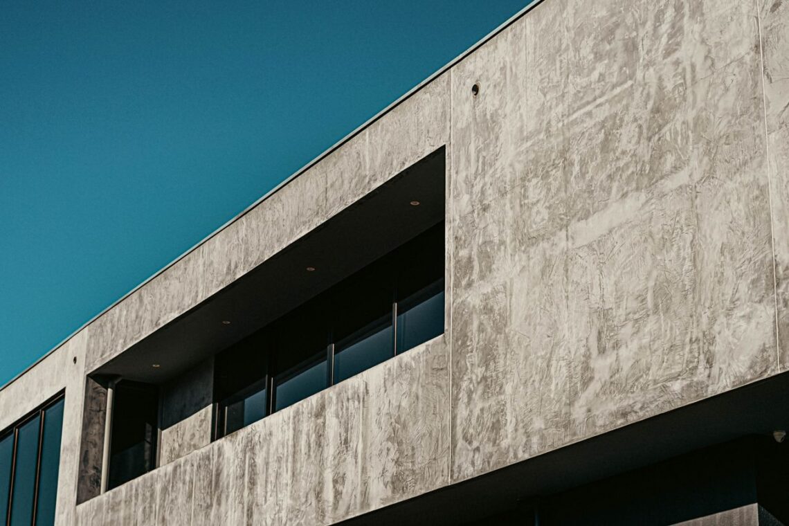 Beton architektoniczny we wnętrzach – trendy, inspiracje i pomysły na aranżację